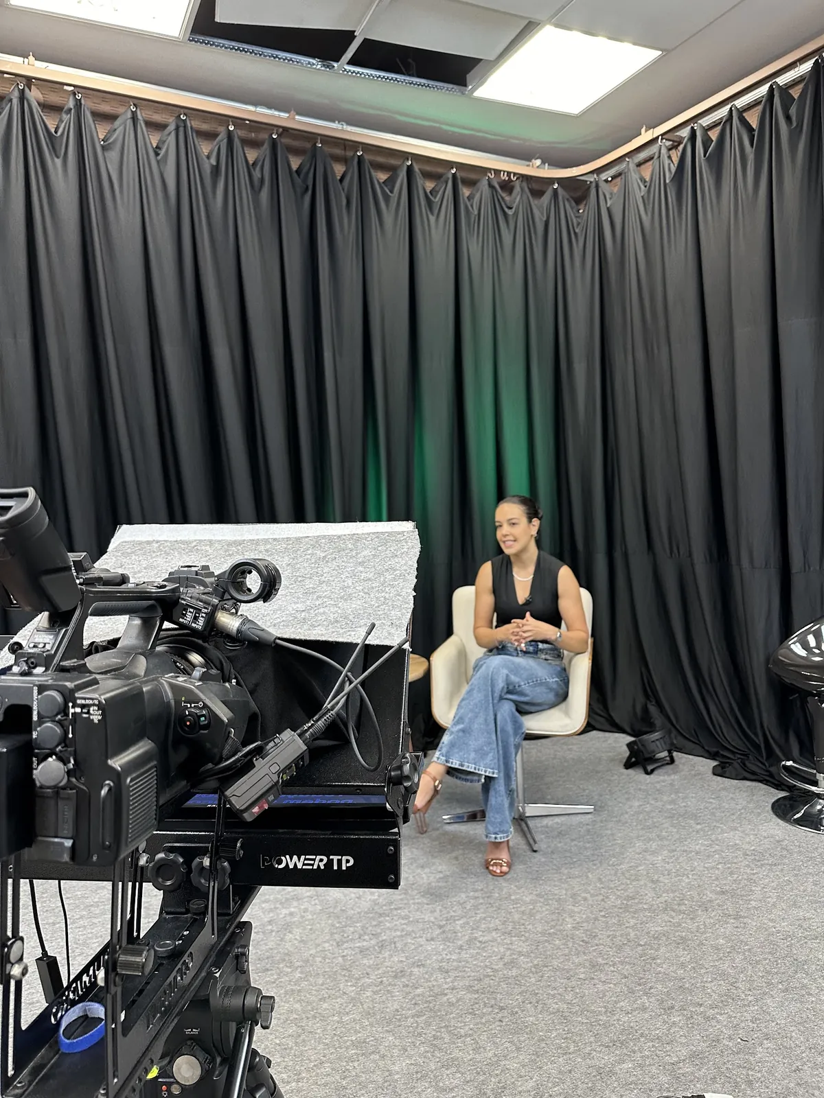 Joice Campos em estúdio de gravação