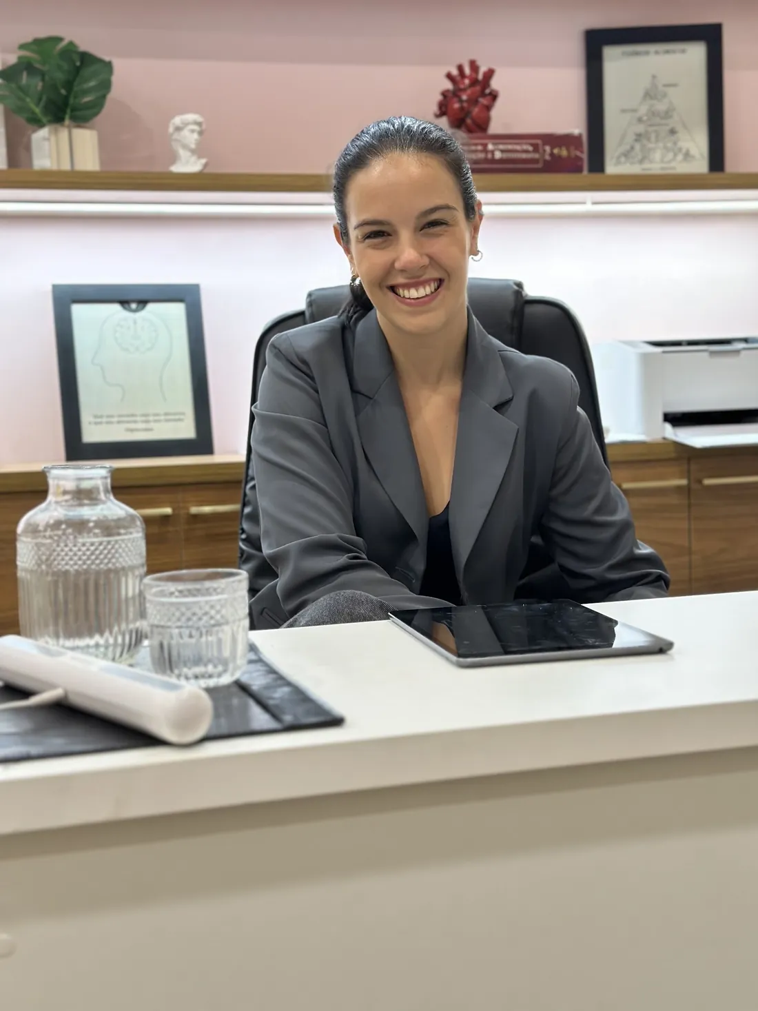 Joice Campos na mesa do consultório